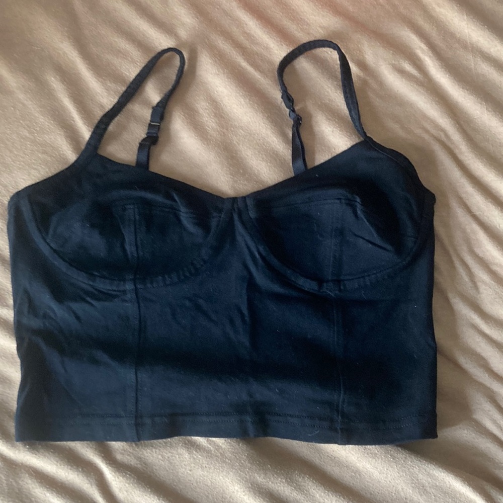 flattering black top 🩷